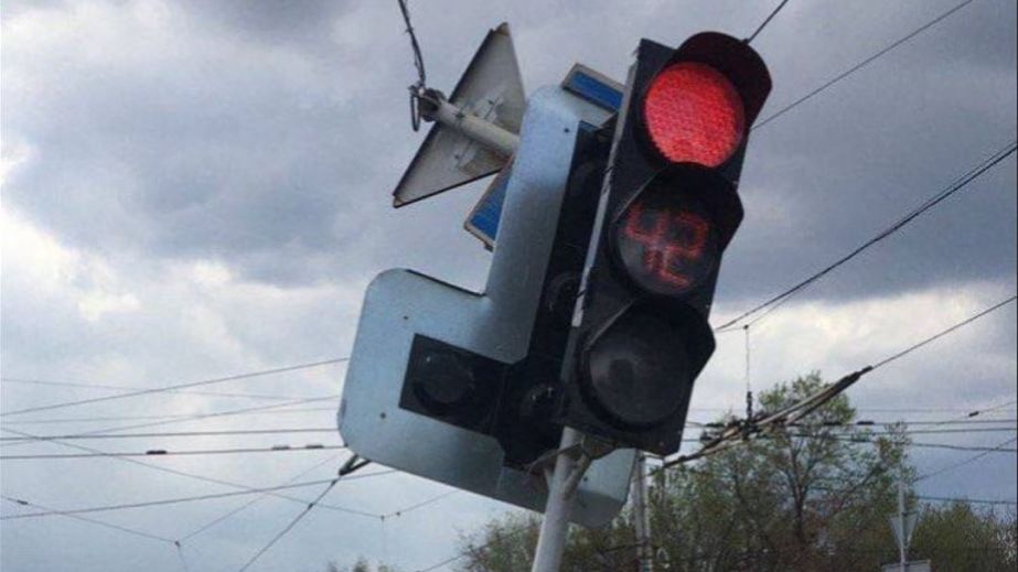 После ДТП коммунальщики восстанавливают дорожную инфраструктуру Запорожья &ndash; фото