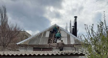 Ремонт після атак: майже 2 тисячі "квадратів" розбитих дахів відновили в Запоріжжі