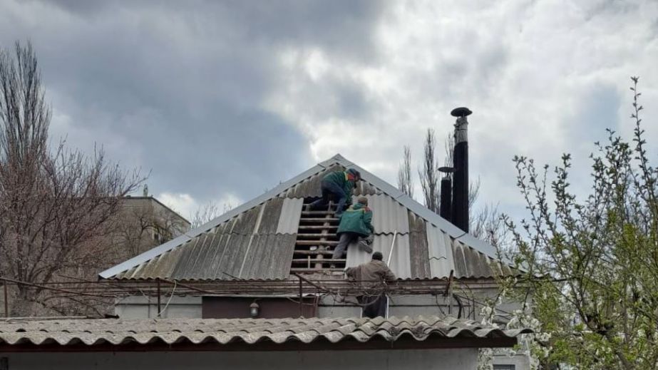 Ремонт после атак: почти 2 тысячи "квадратов" разбитых крыш восстановили в Запорожье