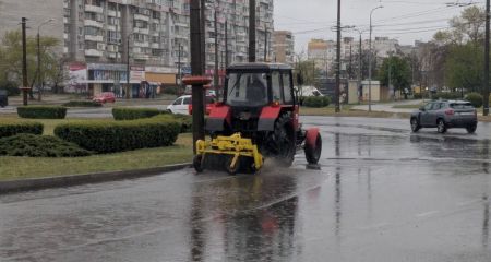 Негода в Запоріжжі: як дорожні служби ліквідують підтоплення на вулицях міста