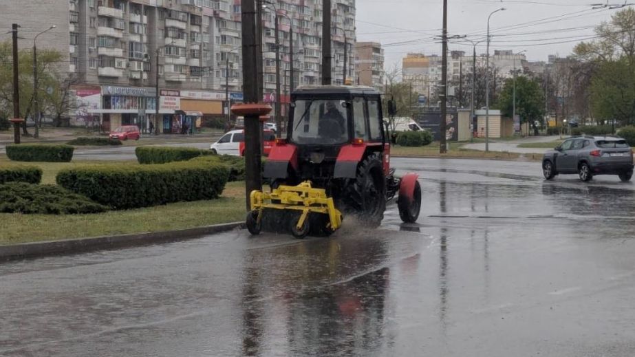 Непогода в Запорожье: как дорожные службы ликвидируют подтопление на улицах города