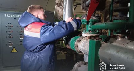 Понад 30 дефектів за місяць: у Запоріжжі після зими перевіряють труби опалення
