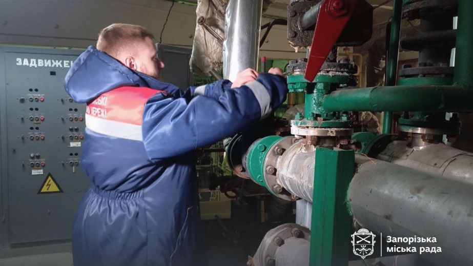 Более 30 дефектов за месяц: в Запорожье после зимы проверяют трубы отопления