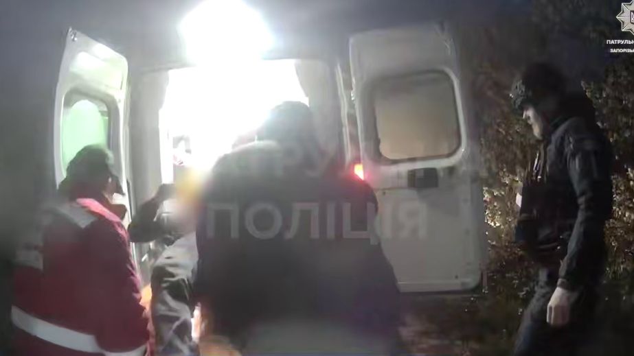 Патрульні показали, як рятували поранених під час обстрілу Запоріжжя &ndash; кадри