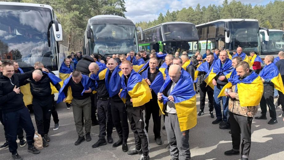 Ще 193 захисники повернулися до України з полону &ndash; деталі обміну