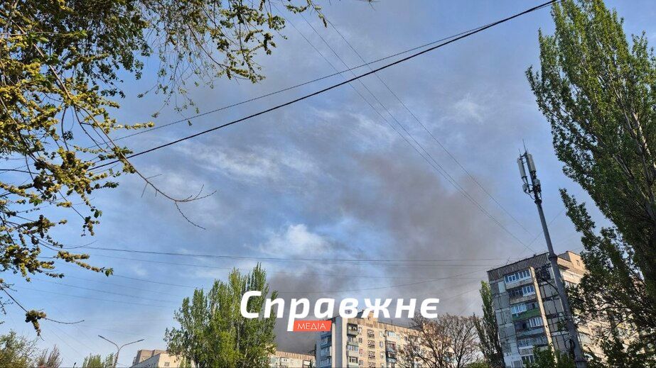 Россияне ударили КАБами по Запорожью: горят предприятия и автомобили