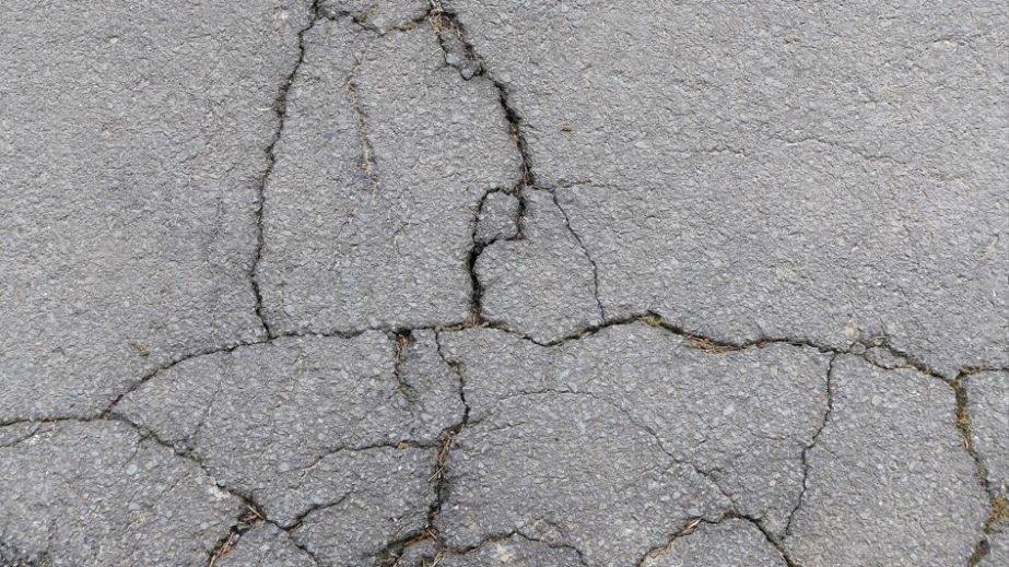 Герметизируют трещины: как в Запорожье ремонтируют дорожное покрытие