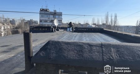 Майже 1,5 тис. "квадратів" дахів відновили в розбитих запорізьких будинках