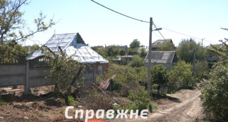 Мешканці Балабиного під Запоріжжям змушені жити у розбитих обстрілами оселях &ndash; кадри