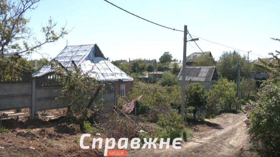 Жители Балабино под Запорожьем вынуждены жить в разбитых обстрелами домах &ndash; кадры