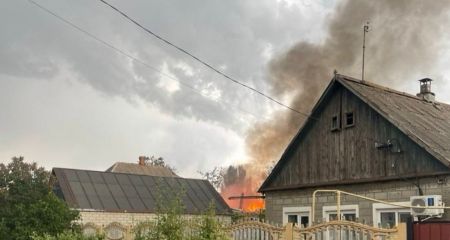 Россияне атаковали дронами Запорожье: пылает промобъект, повреждены дома