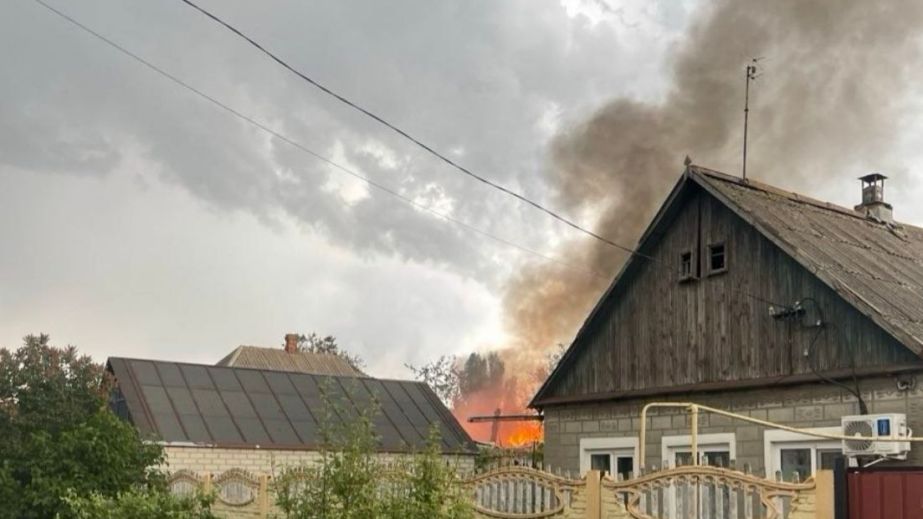Россияне атаковали дронами Запорожье: пылает промобъект, повреждены дома