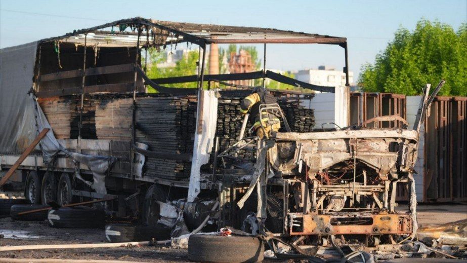 Росіяни вдарили по Запоріжжю: згоріла автівка