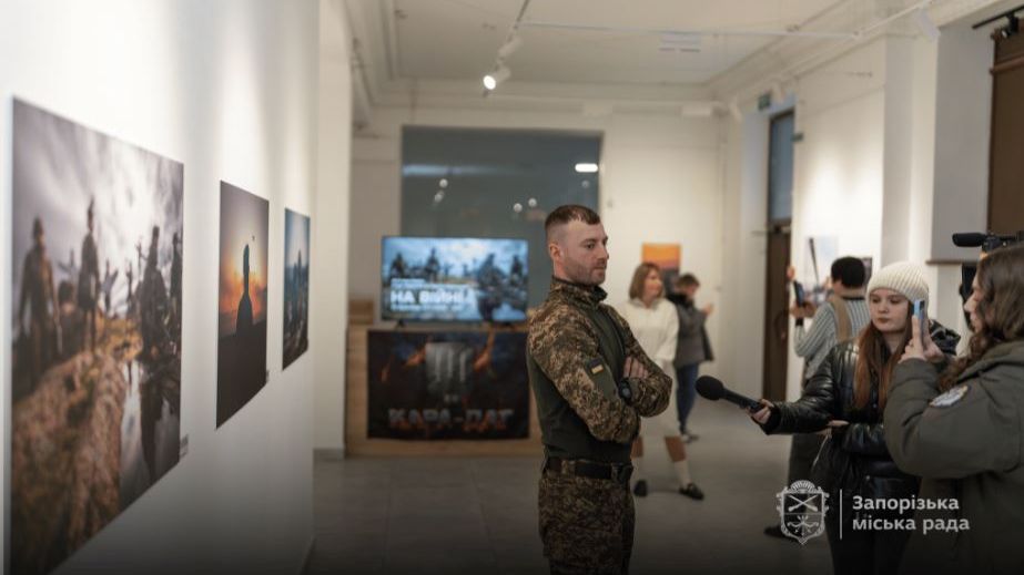 "На війні": виставка двох фотокореспондентів відкрилась у Запоріжжі
