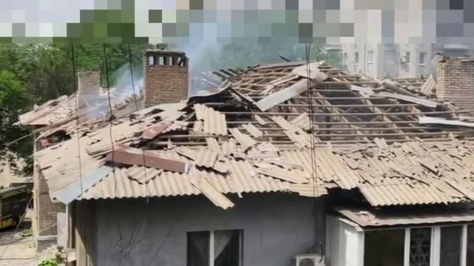 После атаки БпЛА в Запорожье горит дом, погиб мужчина - видео