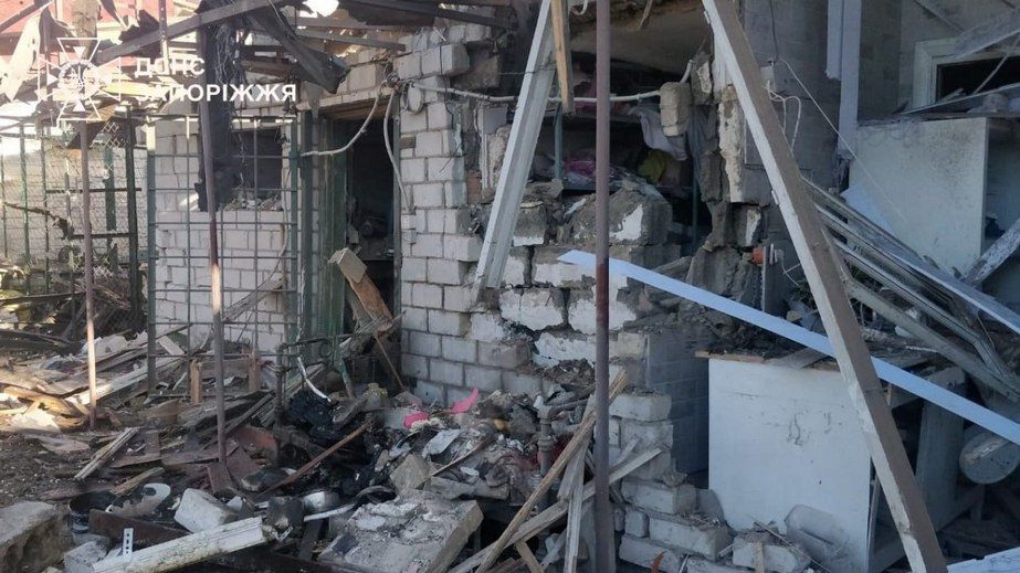 Рятувальники показали наслідки дронової атаки на Запоріжжя