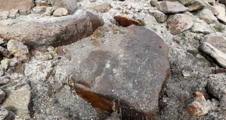 Великий камінь на березі Старого Дніпра в Запоріжжі зацікавив краєзнавців – їхні припущення