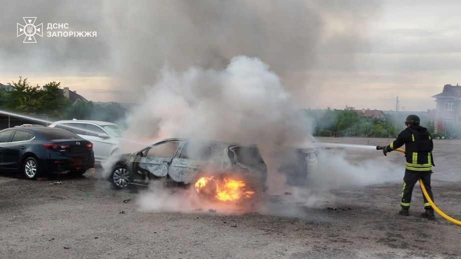 Окупанти обстріляли стоянку в Запоріжжі: згоріли авто