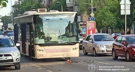 Россияне атаковали троллейбус в Запорожье: что известно