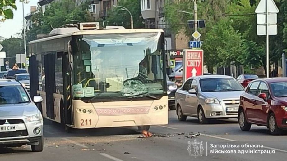 Россияне атаковали троллейбус в Запорожье: что известно