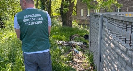 Сміття повз баки: біля багатоповерхівки в центрі Запоріжжя виявили стихійне звалище