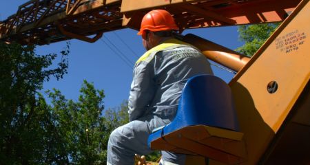 Створили нову схему живлення: у передмісті Запоріжжя повернули світло після обстрілів