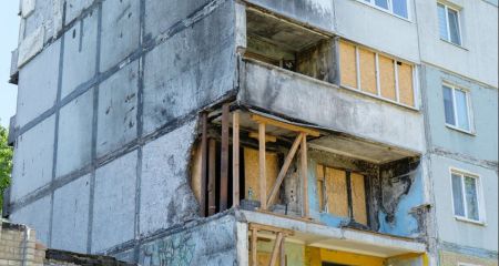 За месяц выполнили 15%: как в Запорожье восстанавливают дом после удара РФ