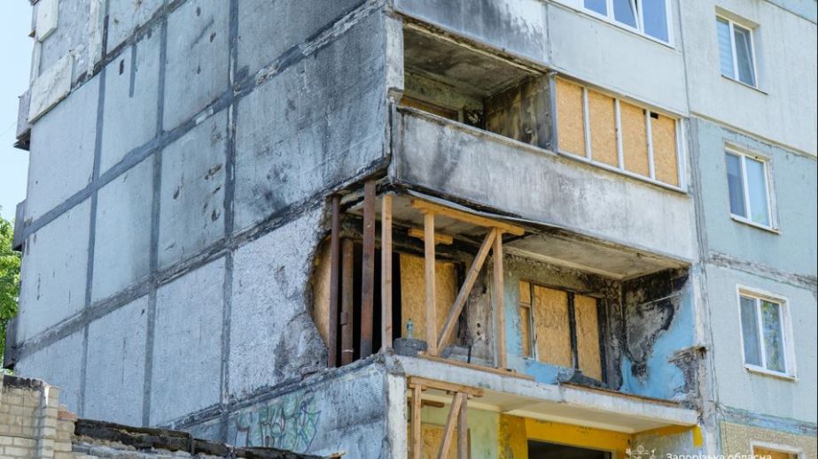 За месяц выполнили 15%: как в Запорожье восстанавливают дом после удара РФ