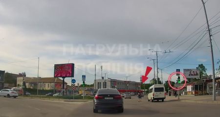 Втік у маршрутку: на Соборному в Запоріжжі оштрафували пішохода-порушника