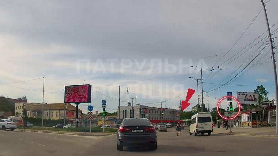 Сбежал в маршрутку: на Соборном в Запорожье оштрафовали пешехода-нарушителя