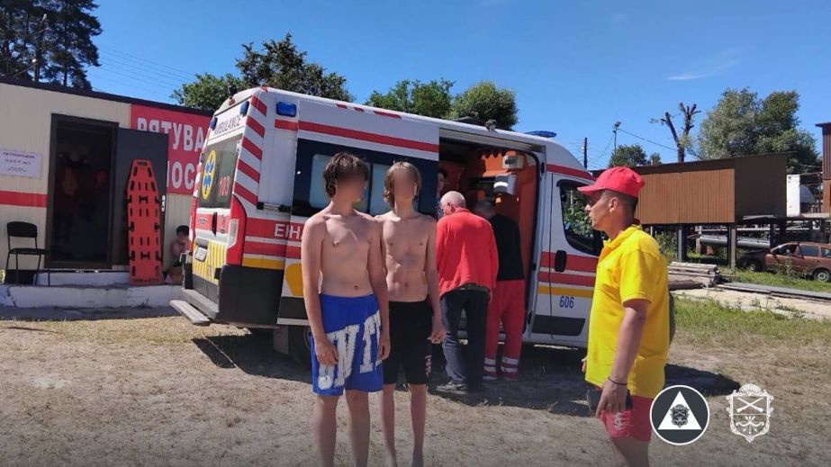 Пытались перейти вброд: в Запорожье спасатели вытащили из воды двух подростков