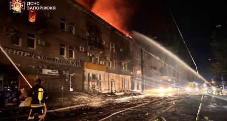 Рятувальники загасили масштабну пожежу після атаки на Запоріжжя &ndash; кадри
