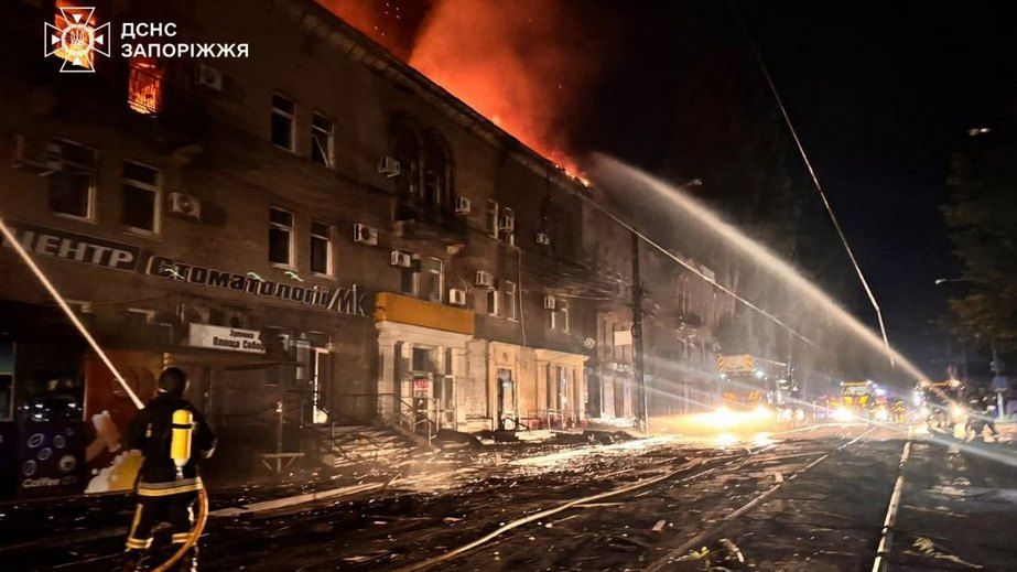 Спасатели потушили масштабный пожар после атаки на Запорожье