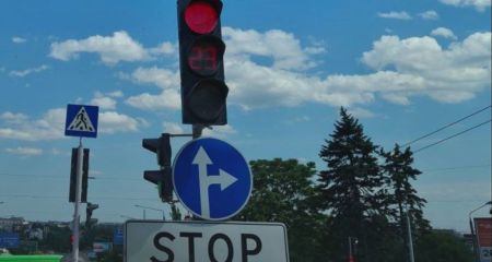 На перехресті в центрі Запоріжжя змінили схему руху та оновили дорожні знаки