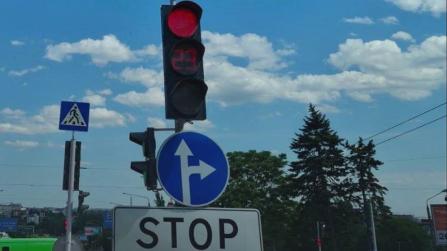 На перехресті в центрі Запоріжжя змінили схему руху та оновили дорожні знаки