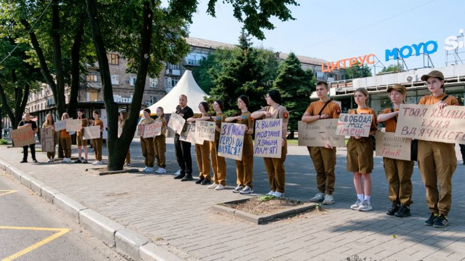 "Вшануй. Зупинись": молодь з плакатами вийшла на головний проспект Запоріжжя