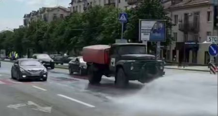Спецтехника коммунальщиков выехала на улицы Запорожья из-за жары