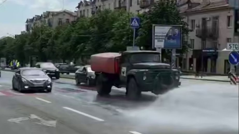 Спецтехника коммунальщиков выехала на улицы Запорожья из-за жары