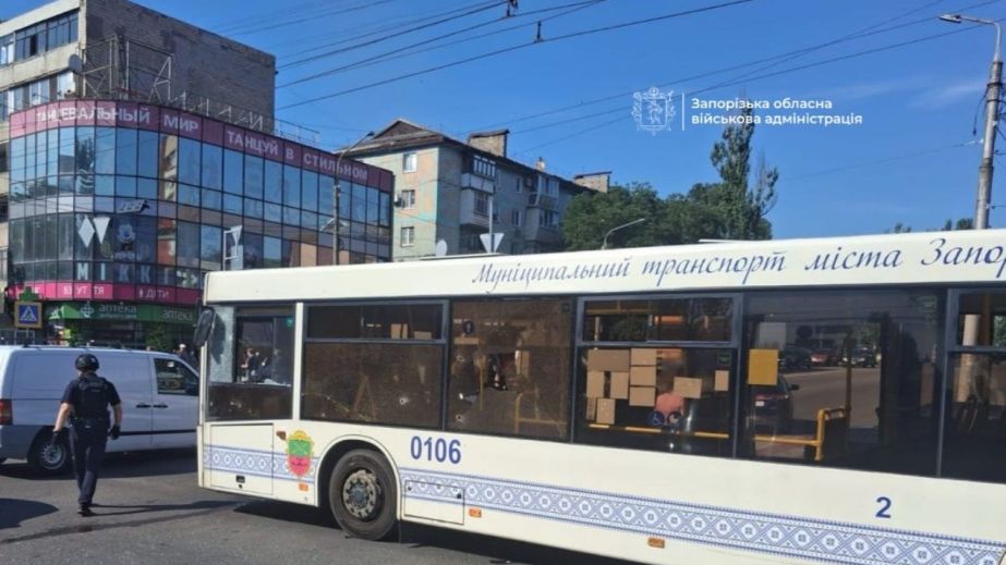 Россияне атаковали дроном автобус с пассажирами в Запорожье: есть потерпевшие