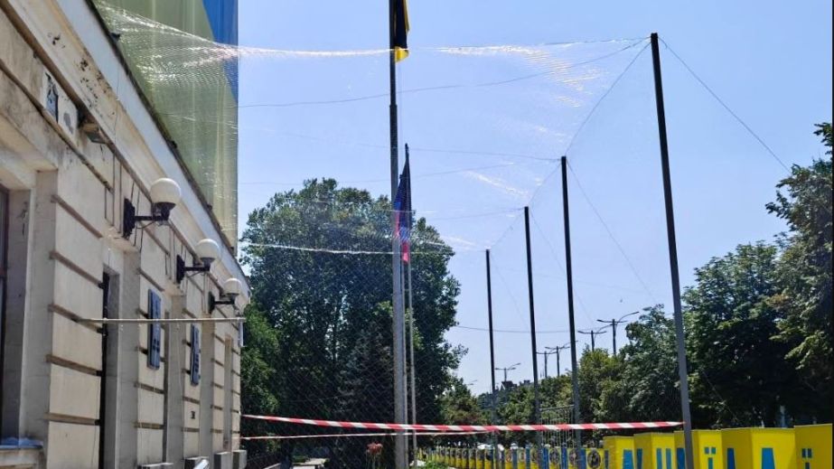 В Запорожье усилили защиту здания горсовета &ndash; фото