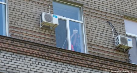 "Швидкі" під захистом: на в'їздах до запорізьких лікарень монтують спецтунелі