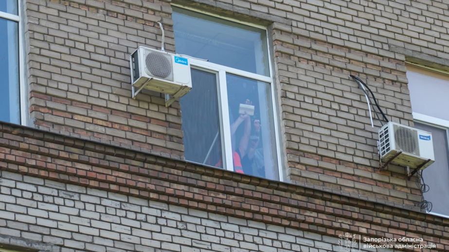 "Швидкі" під захистом: на в'їздах до запорізьких лікарень монтують спецтунелі