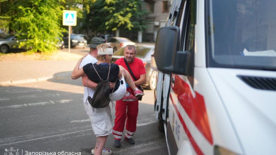Вже двоє загиблих і семеро поранених після масованих обстрілів Запоріжжя