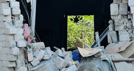 Волонтеры разгребали завалы на месте одного из попаданий по Запорожью &ndash; кадры