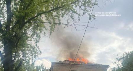 Через обстріл Запоріжжя спалахнув дах житлового будинку, поранено чоловіка