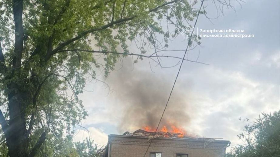 Из-за обстрела Запорожья загорелась крыша жилого дома, ранен мужчина