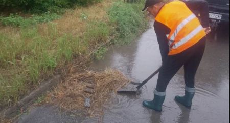 Наслідки зливи в Запоріжжі: як комунальники рятують вулиці від підтоплень