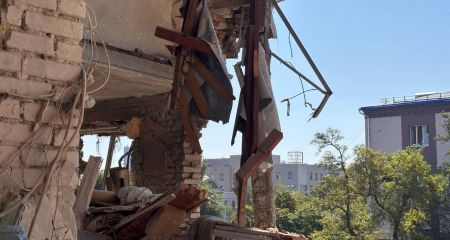 Волонтеры ликвидируют последствия бомбового удара по Запорожью &ndash; кадры