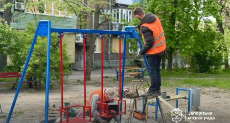 В старой части Запорожья восстановили детскую площадку после "прилета"