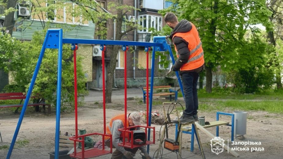 У старій частині Запоріжжя відновили дитячий майданчик після "прильоту"